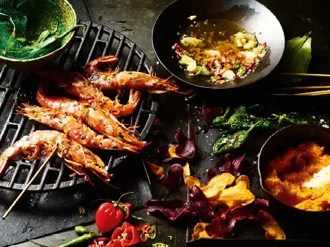 Gegrillte Garnelen am Spieß auf Süßkartoffelstampf