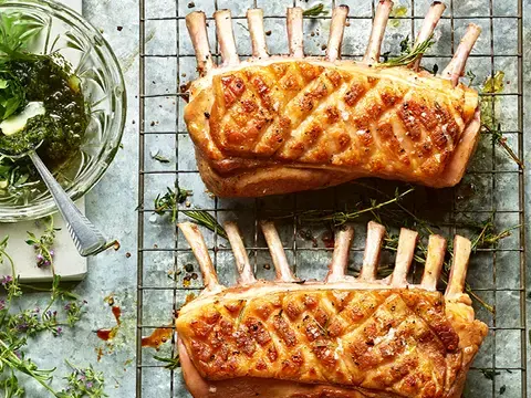 Eifeler Ur-Lammkarree mit weißem Spargel und Bärlauch